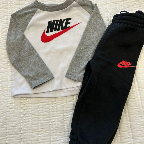 Nike Kids Black and Red Joggers and Logo Long Sleeve Tee Shirt - Picture 3 of 5